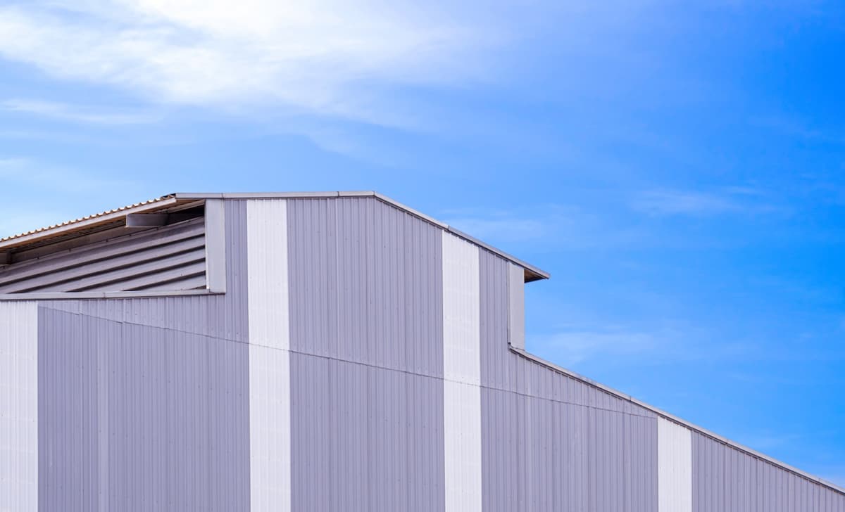Nave industrial optimizando sus recursos con ayuda de la ventilación por gravedad natural