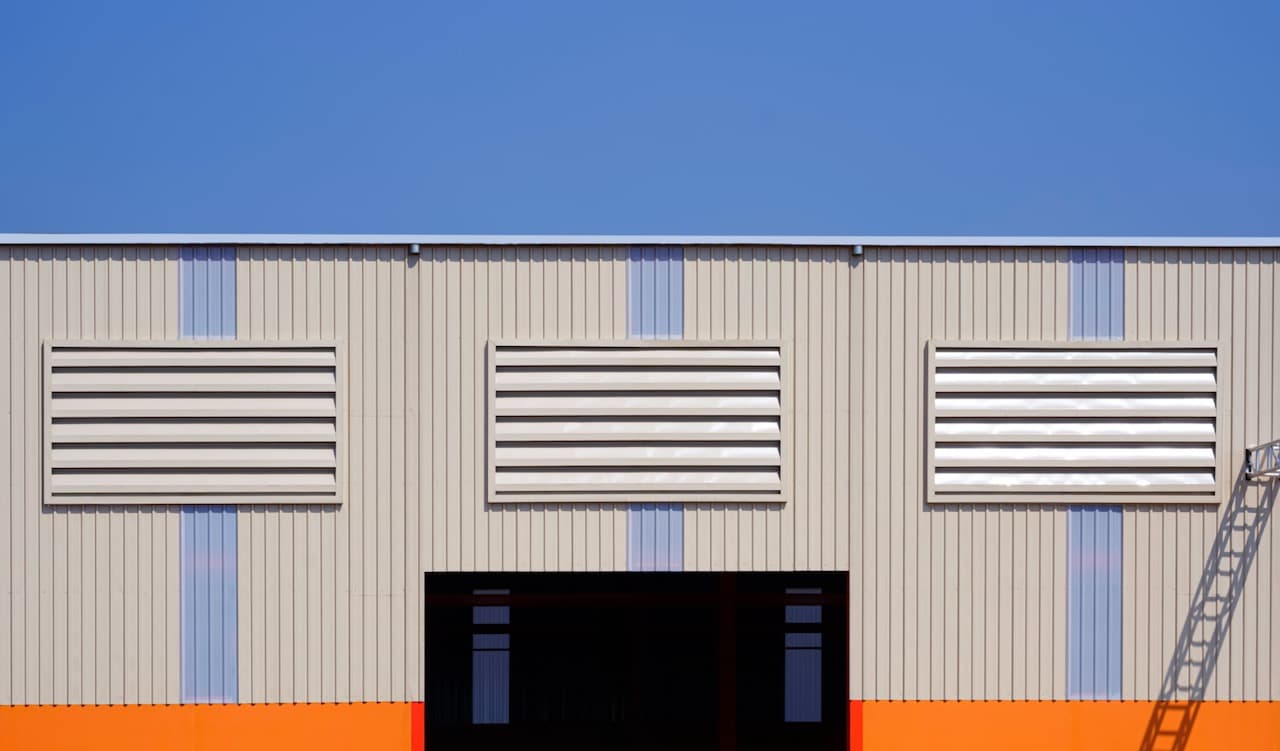 Louvers ajustables en ventana, permitiendo la ventilación controlada y la luz en interiores