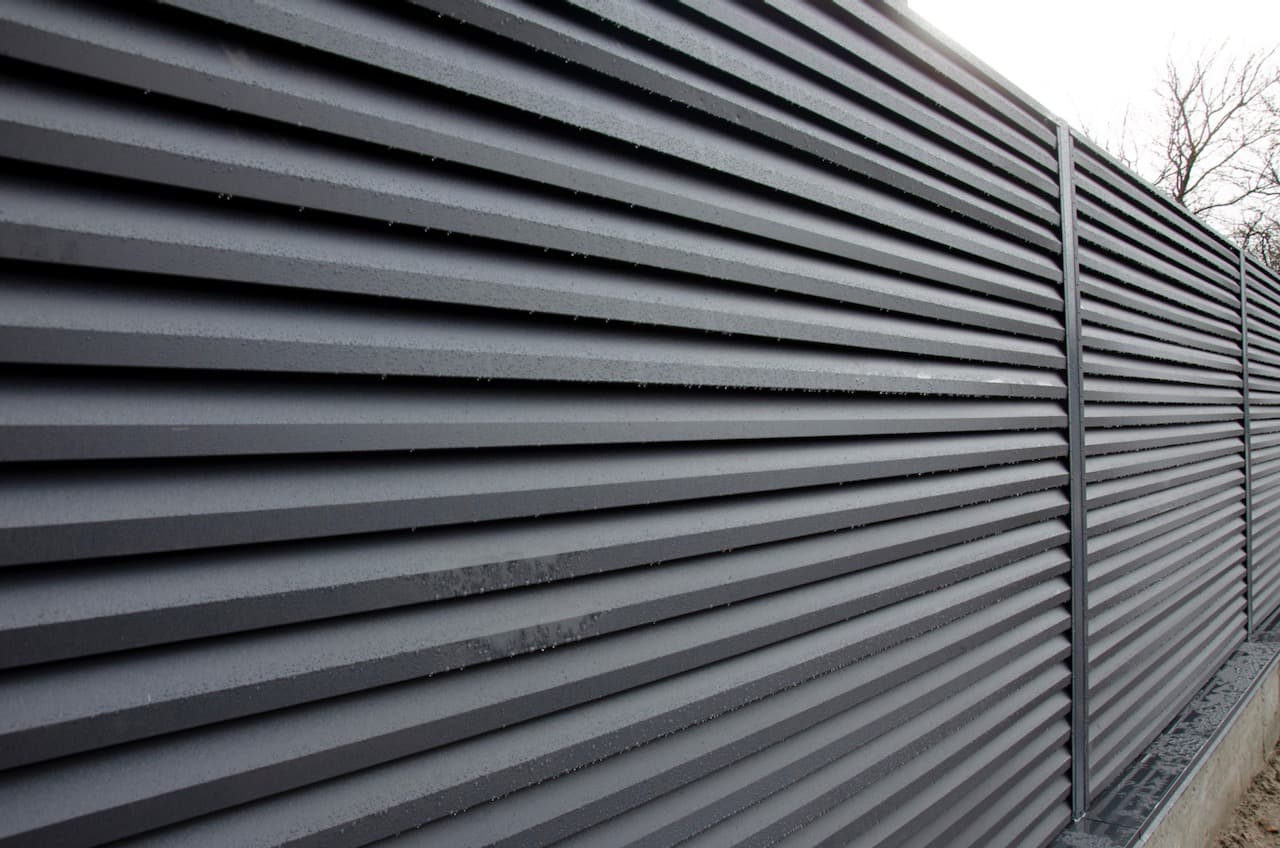 Primer plano de un sistema louver en una nave industrial en México