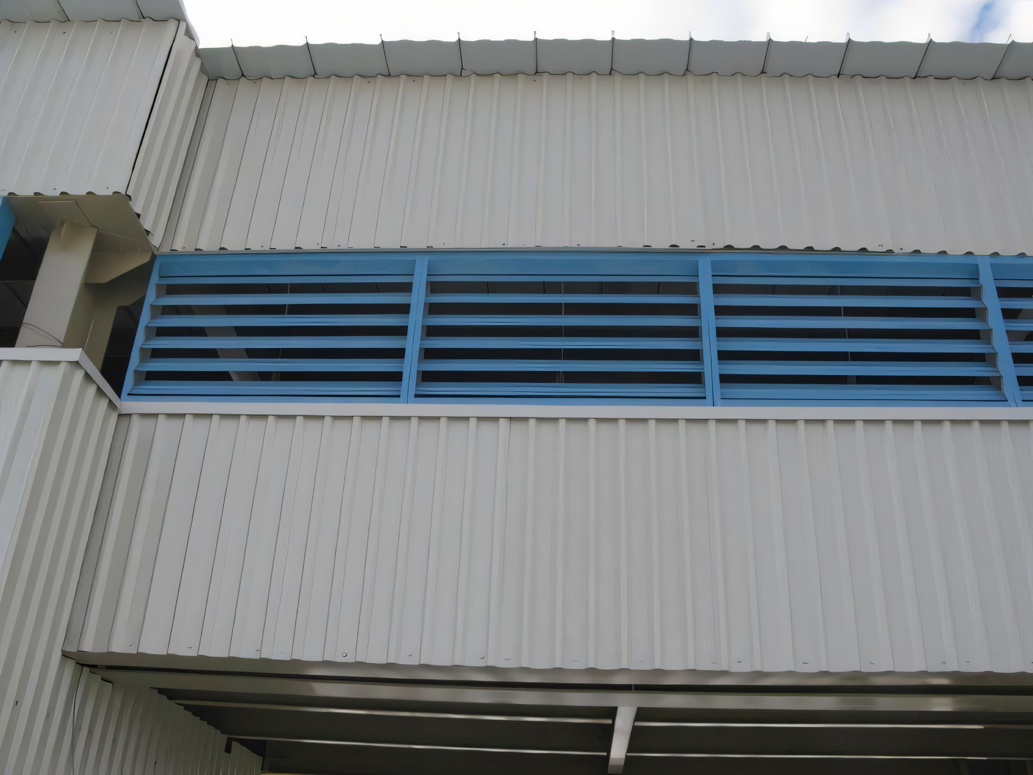Louvers horizontales en ventana de oficina, filtrando la luz solar directa y reduciendo el deslumbramiento
