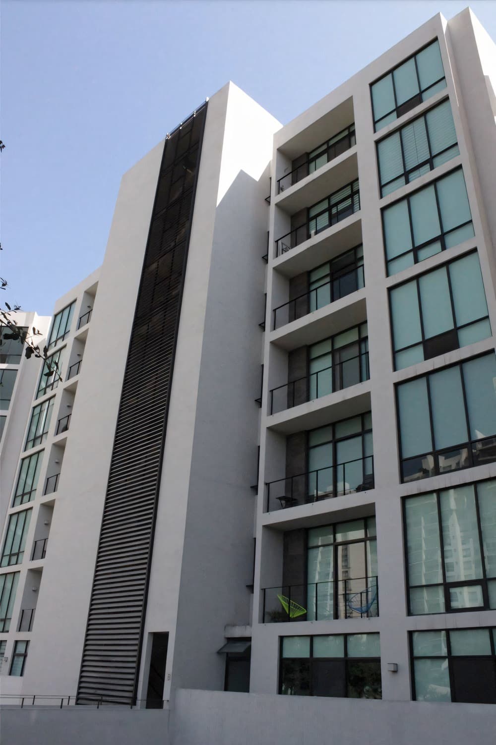 Edificio habitacional siendo ventilado con un sistema de louver