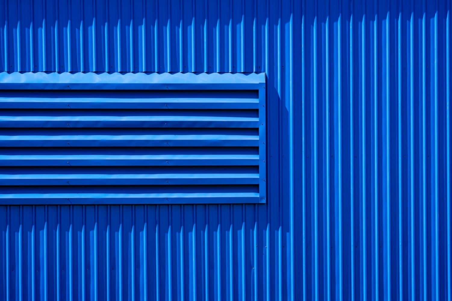 Louver de color azul en una nave industrial en México