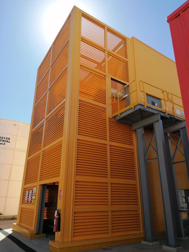 Louver amarillo de alta eficiencia en ventilación y seguridad en una industria