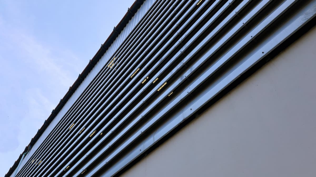 Louvers vistos desde abajo en una nave industrial