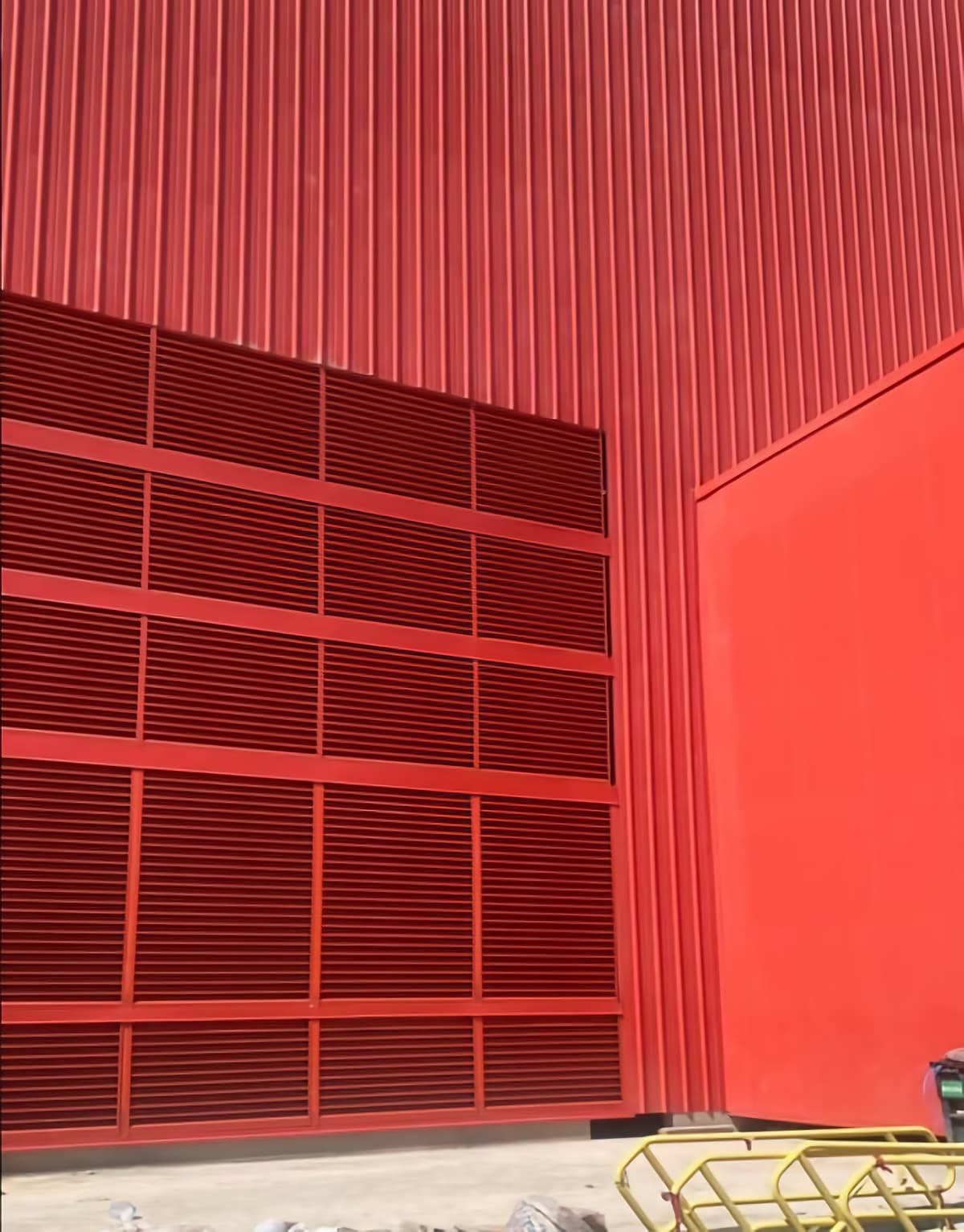 Louver rojo en una industria que permite la entrada para generar un ambiente fresco