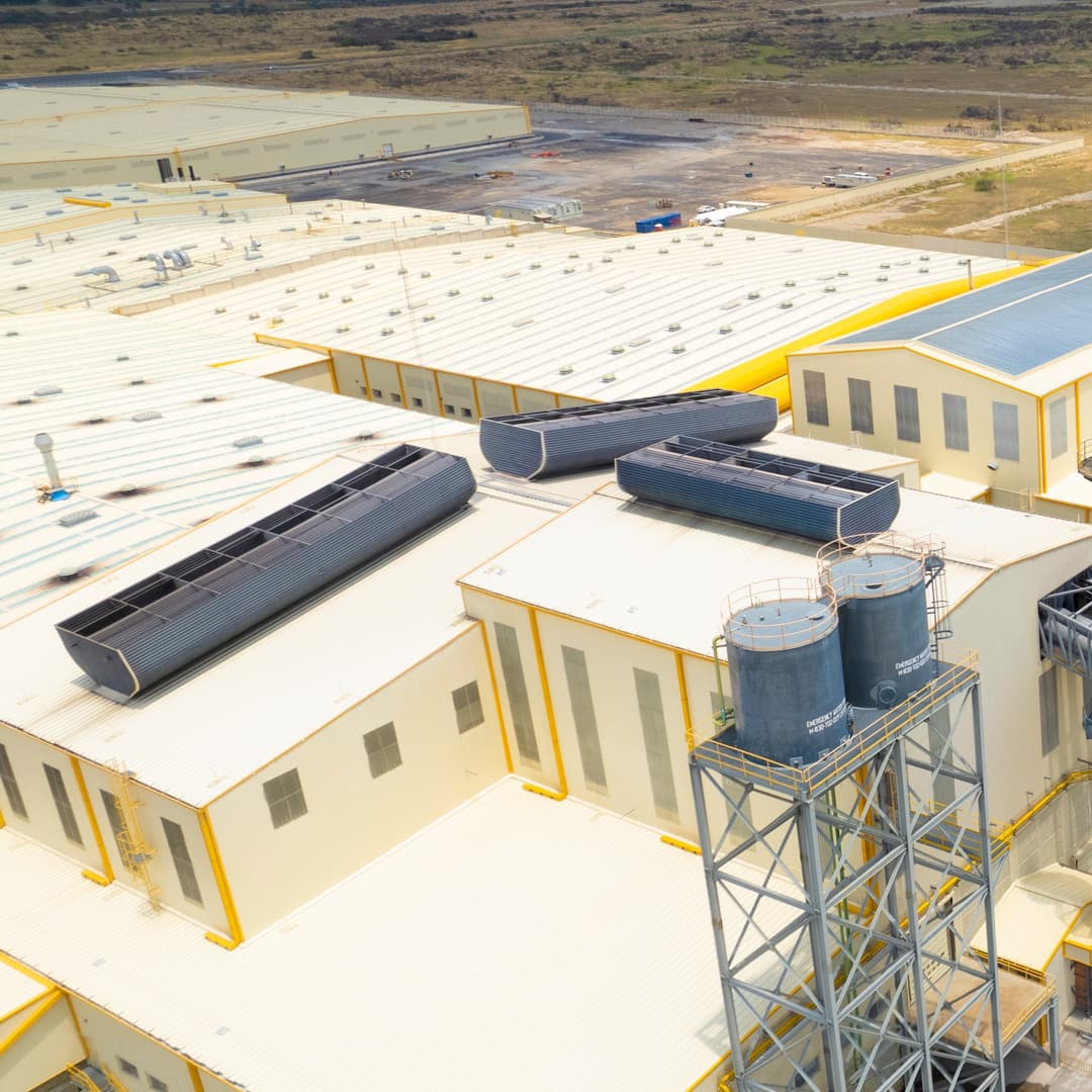 Ventiladores magnavalve sobre naves industriales en un ambiente de clima cálido