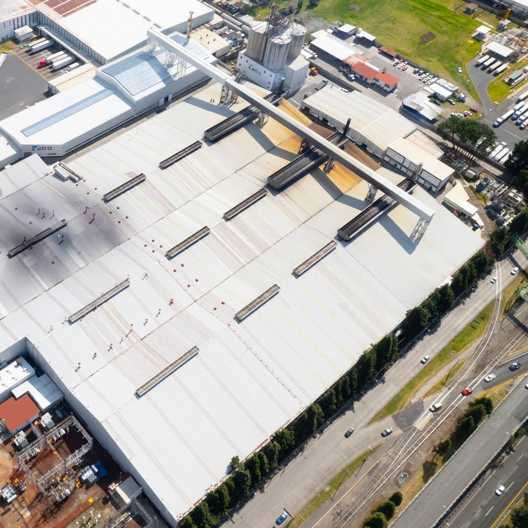 Vista orbital de una fábrica con eficiencia en vetilación gracias a sus ventiladores magnavalve