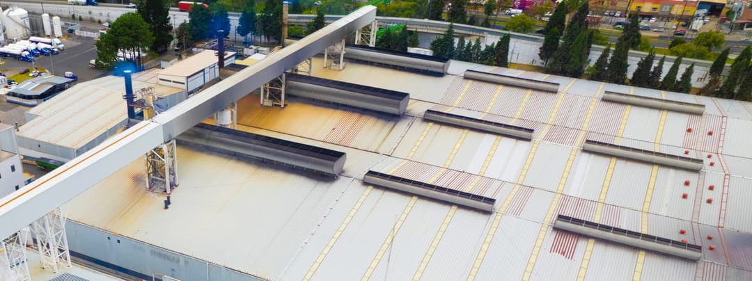 Magnavalve sobre tejados de naves industriales en vista isométrica
