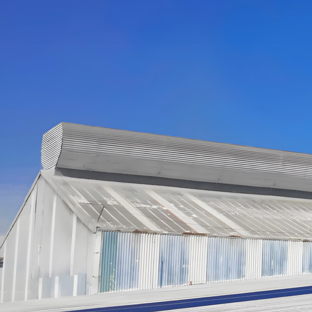 Nave industrial vista desde abajo con un sistema de ventilación magnavalve en el centro