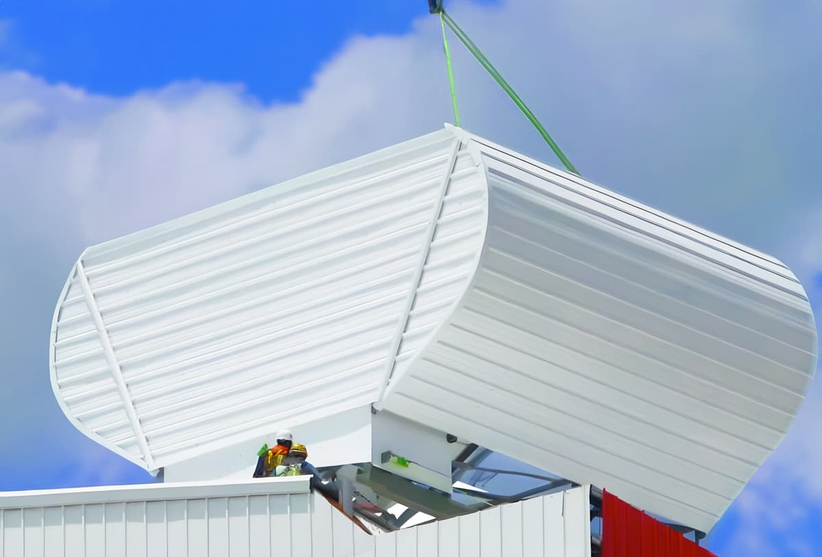 Magnavalve de color blanco encima de una nave industrial en México