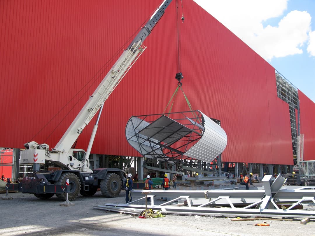 Trabajadores de una industria descargando a través de una grúa un ventilador magnavalve de Zerobrisa