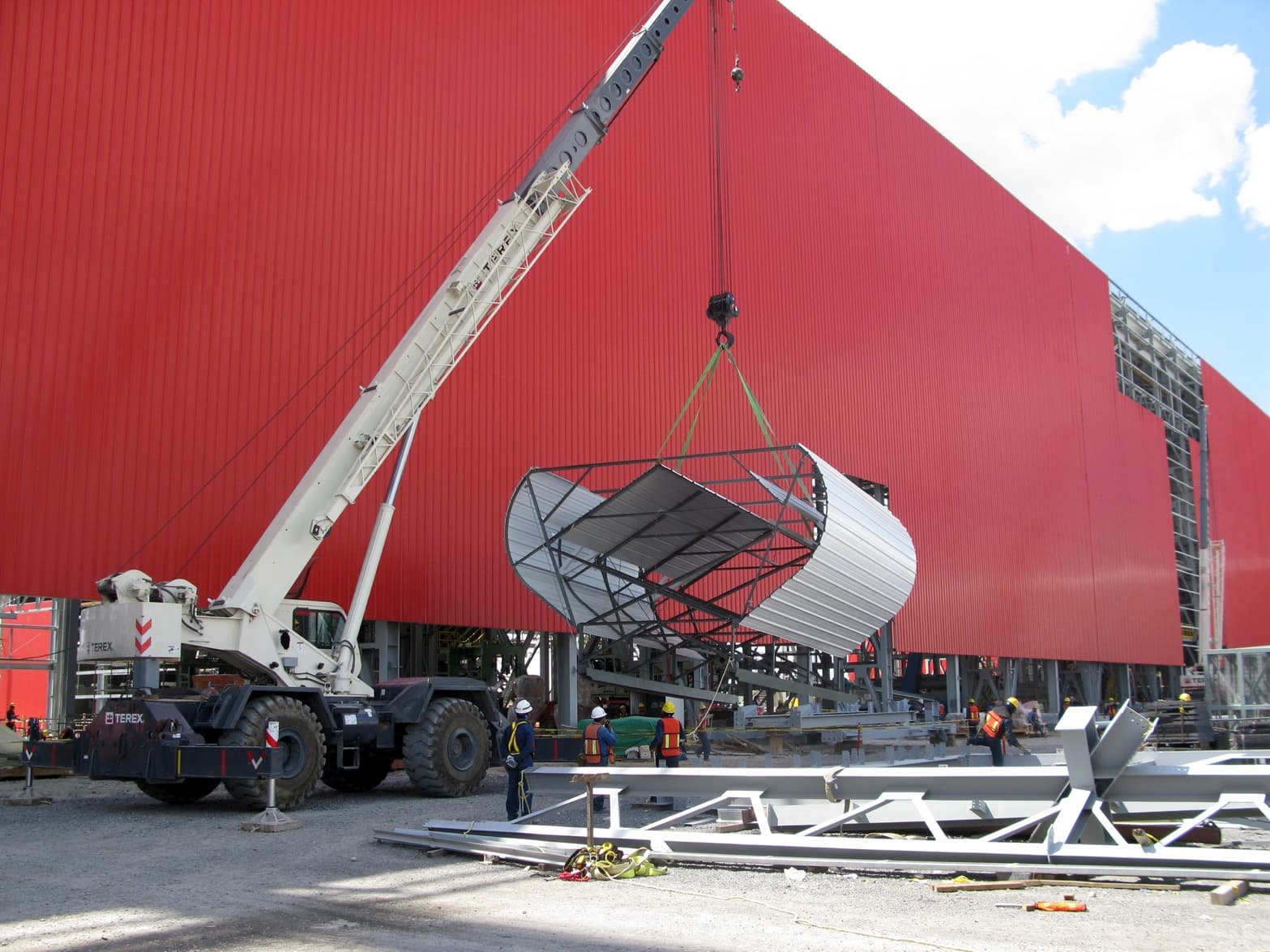 Grúa transportando un sistema magnavalve para una nave industrial