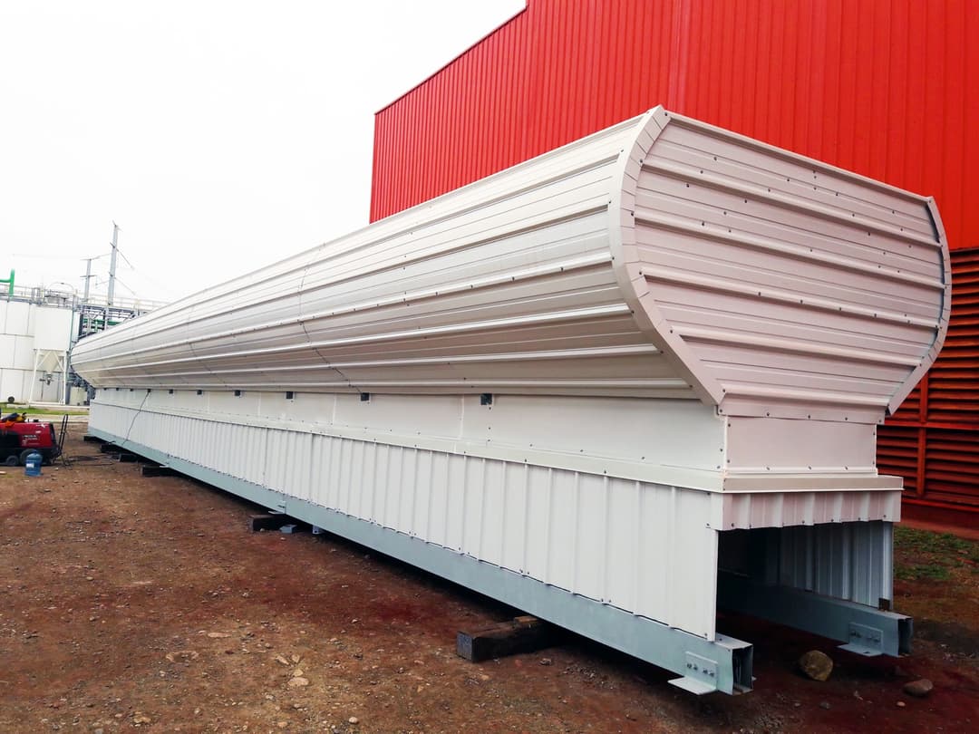 Sistema magnavalve de color blanco siendo ensamblando antes de ser colocado en una nave industrial