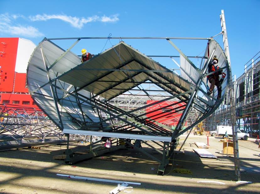 Trabajadores de ZeroBrisa construyendo un sistema magnavalve que colocarán en las industrias