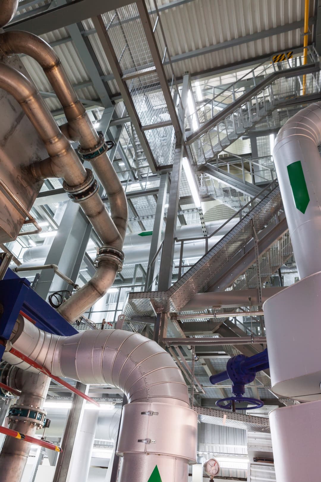 Un paso seguro para caminar sobre cubiertas en las fabricas