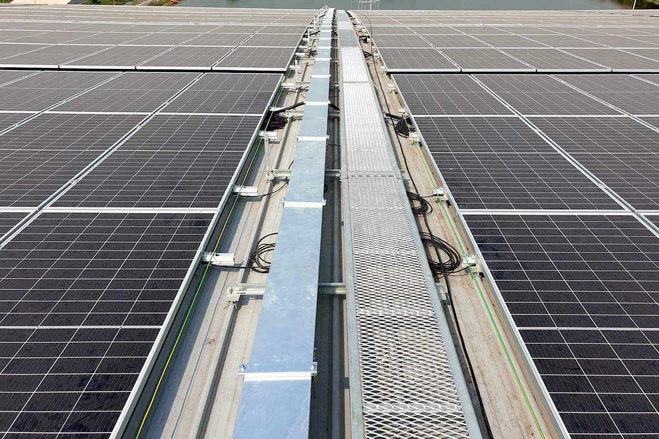 Paso de gato aumentando la seguridad en un tejado con paneles solares