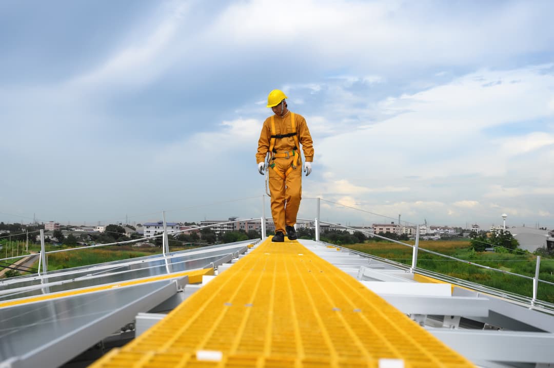 Trabajador de frente volviendo a la industria por medio de un paso de gato en un México