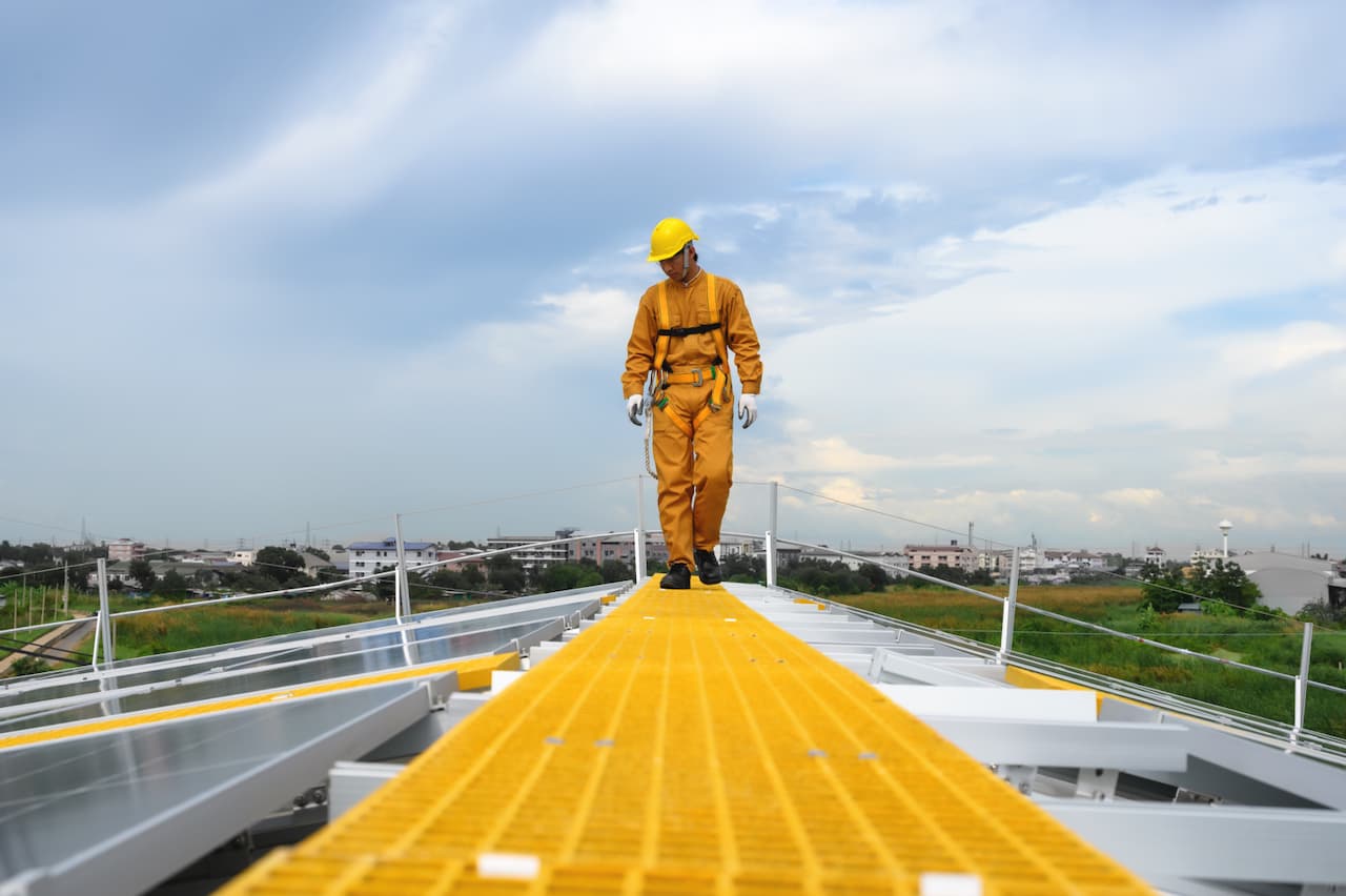 Trabajador de frente volviendo a la industria por medio de un paso de gato en un México