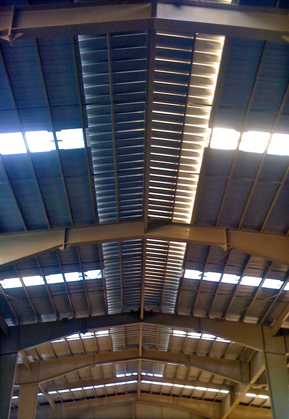 sistema ZeroBrisa con vista desde abajo de una nave industrial