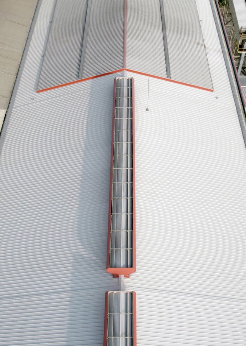 Magnavalve centrado en un tejado industrial para mejorar su ventilación interior