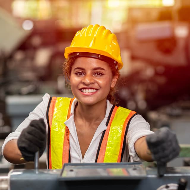 empleada en fabrica trabajando refrescada por sistema de ventilacion natural industrial