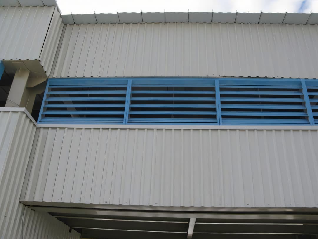 Louvers azules para una industria en Monterrey