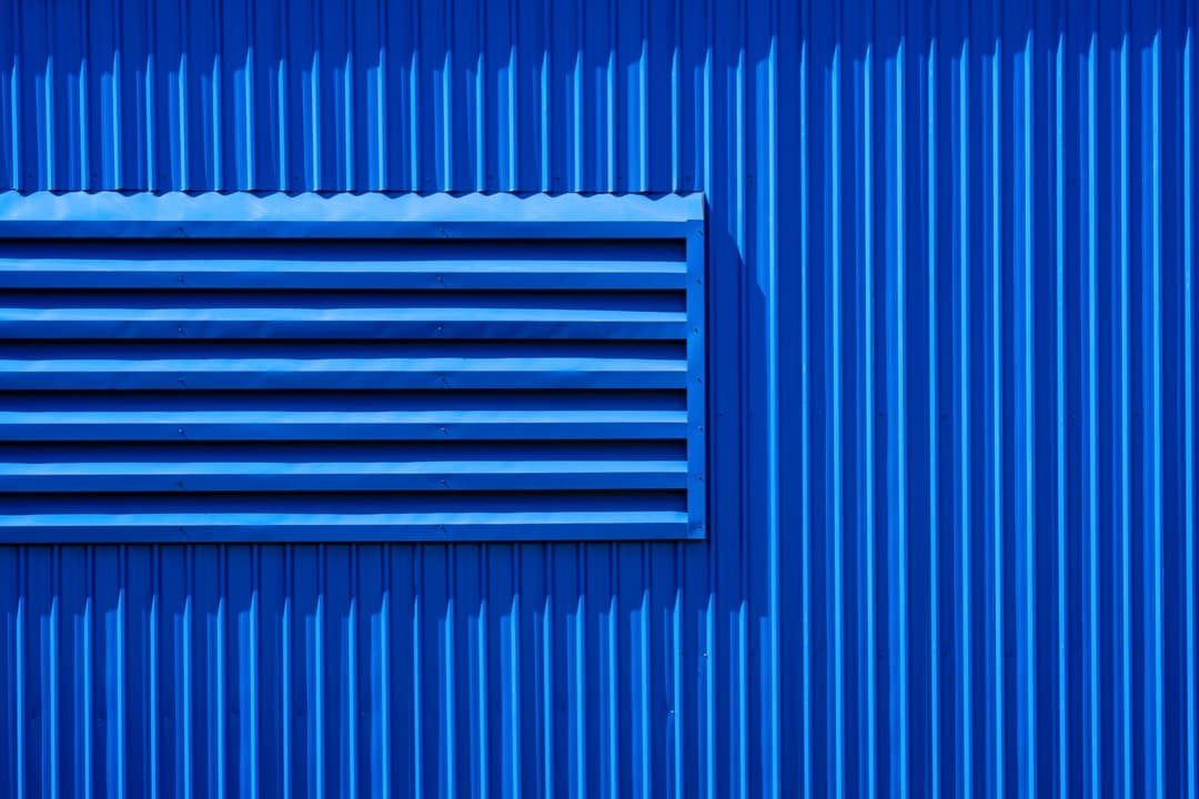 Louver de color azul en una nave industrial en México
