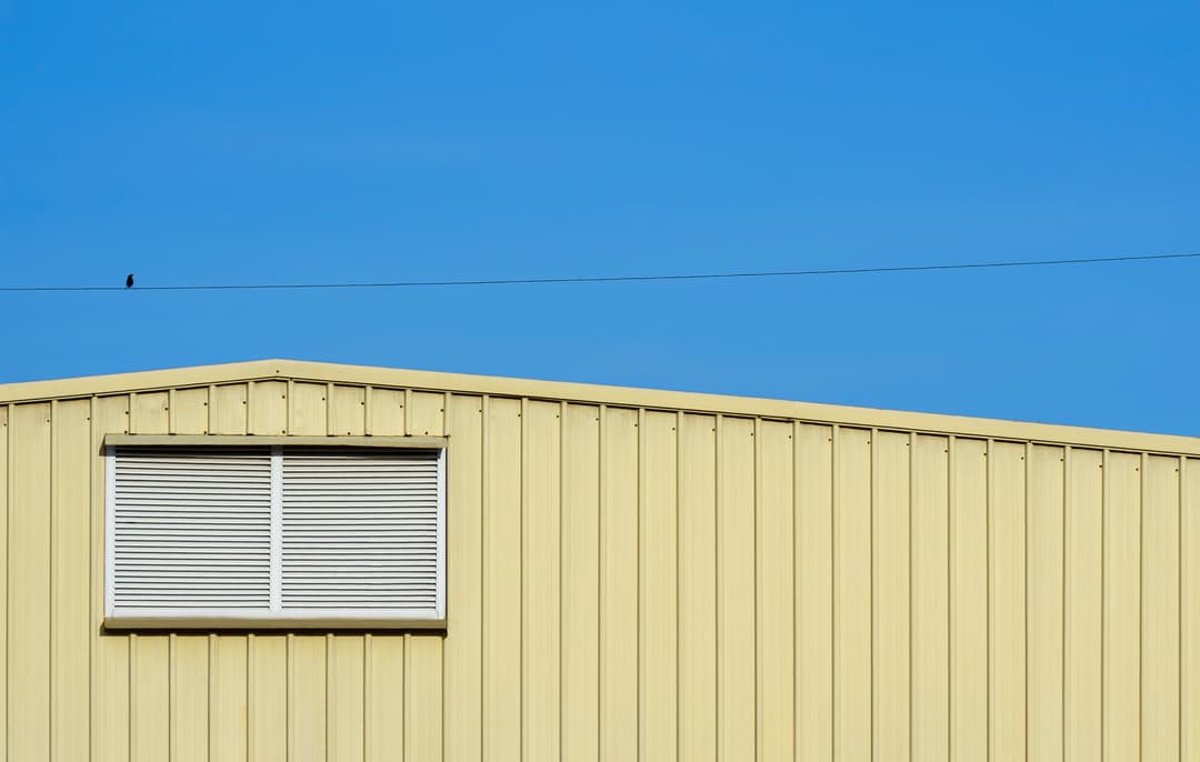 Louver en una nave industrial de color amarillo en un entorno calido