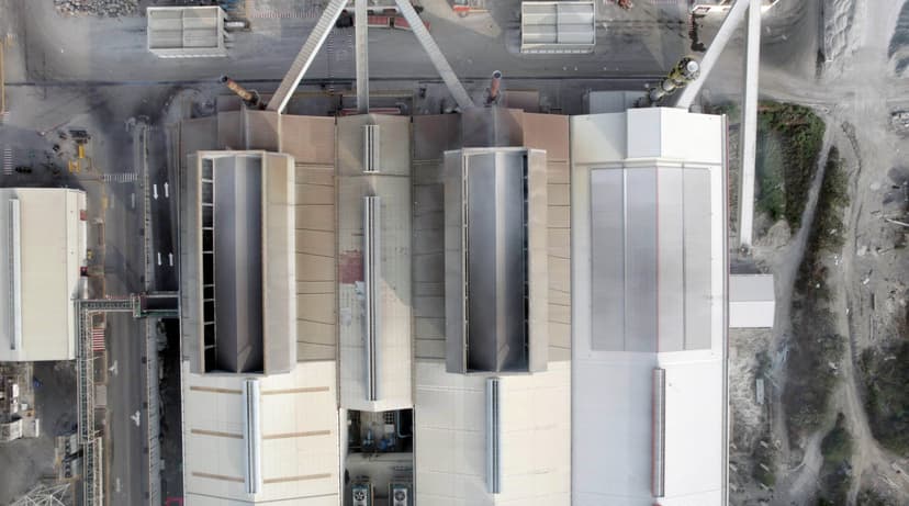 Industria ahorrando dinero gracias al ahorro energètico y costos operativos reducidos