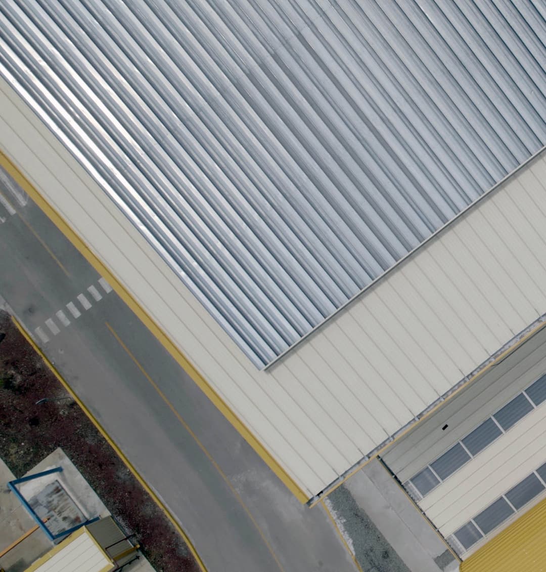 vista de una esquina en un tejado industrial acercandose a un sistema de ventilación por gravedad