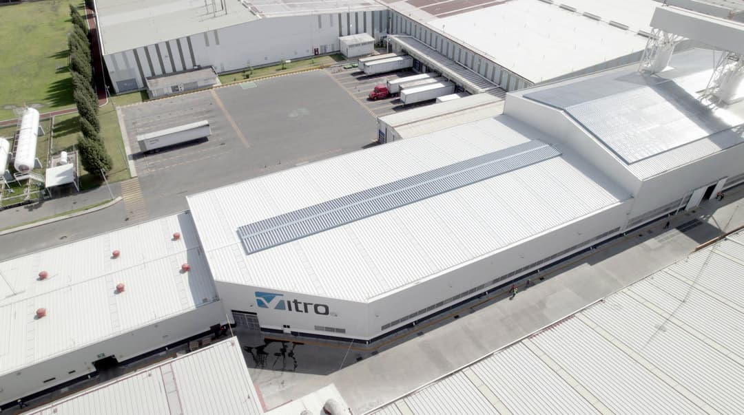 Industria vidriera Vitro con su estacionamiento en México sin problemas de ventilación